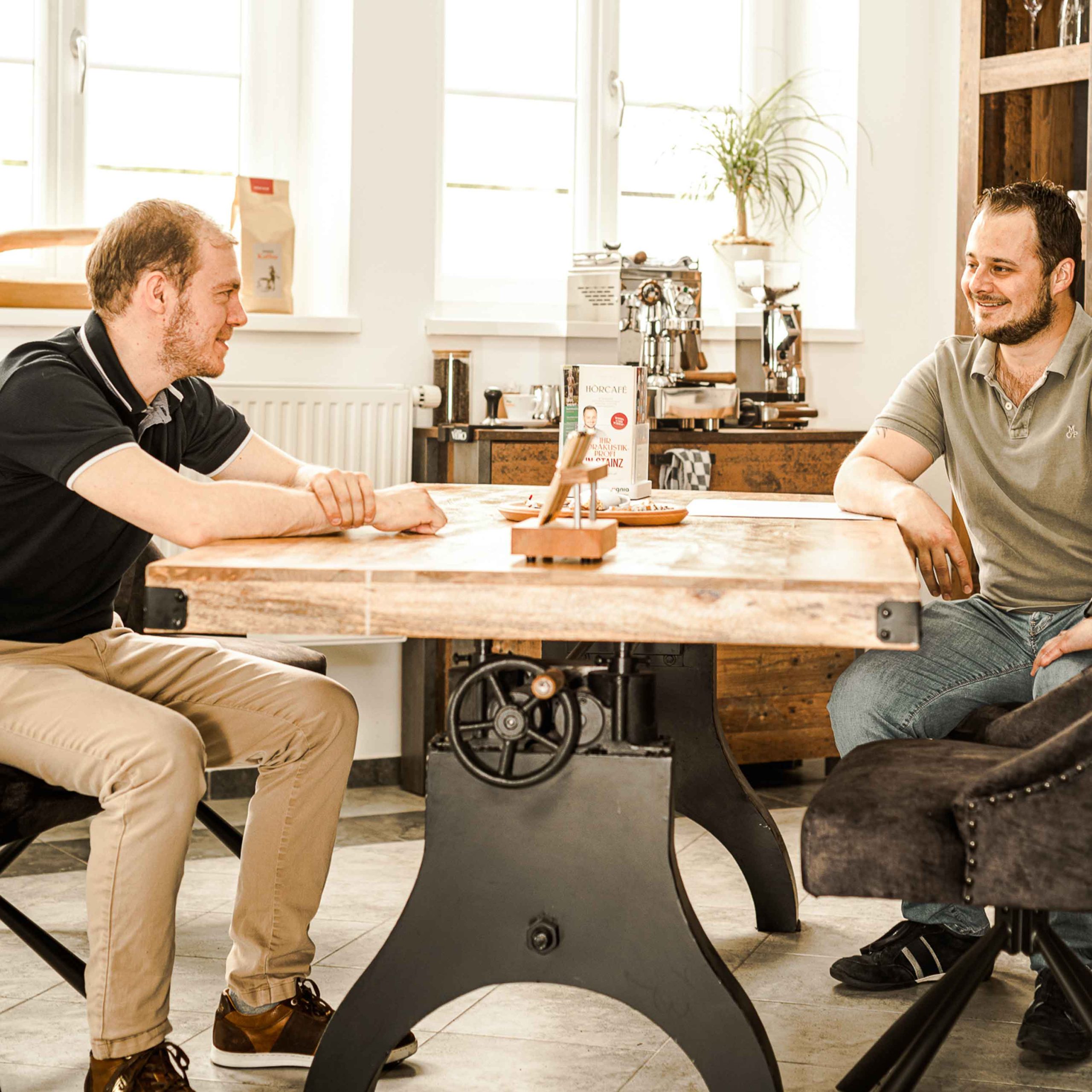 Bild zeigt Christian Wipfler im Gespräch mit Mitarbeiter aus dem Hörcafé Stainz.
