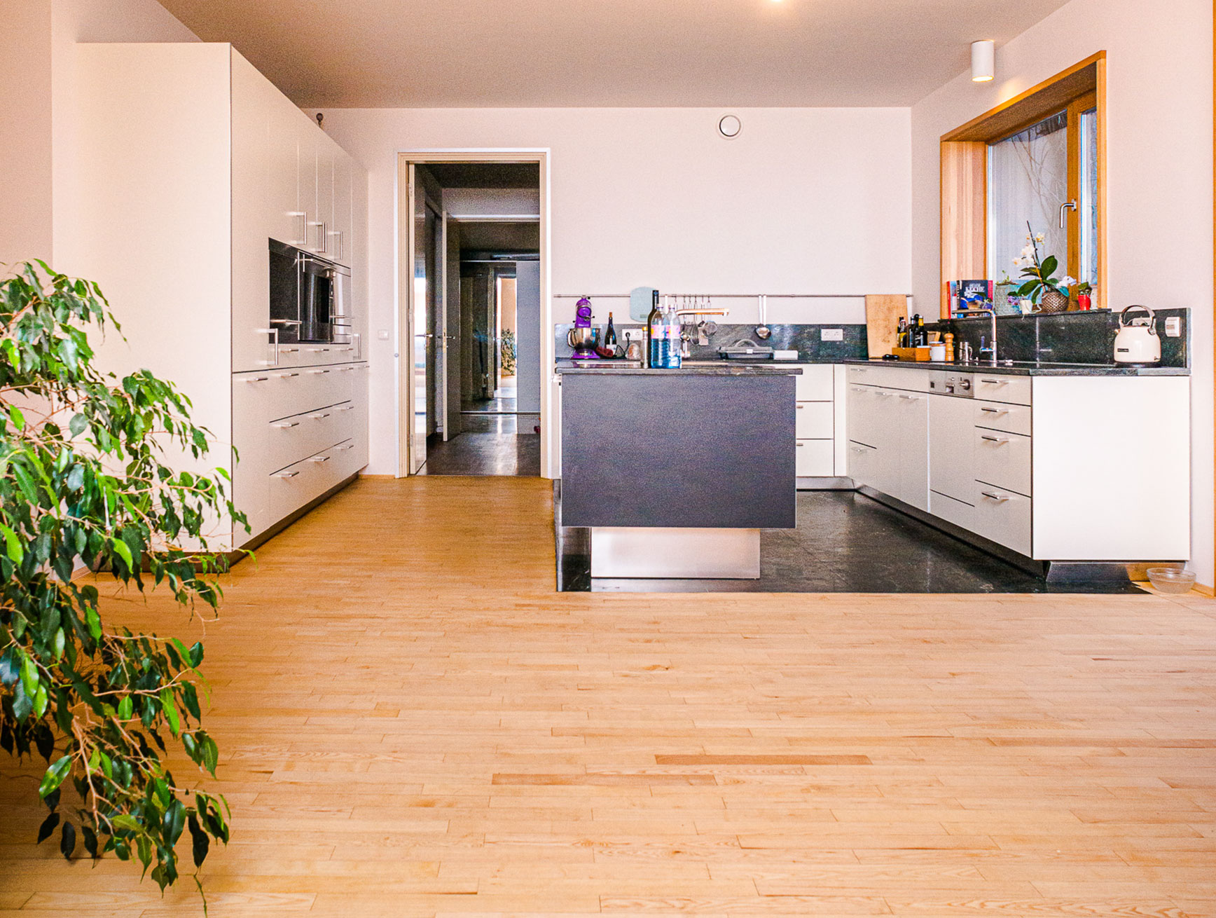 Bild zeigt Küchenbereich im Weingut Groß mit neu verlegten Holzboden von ROBIA.