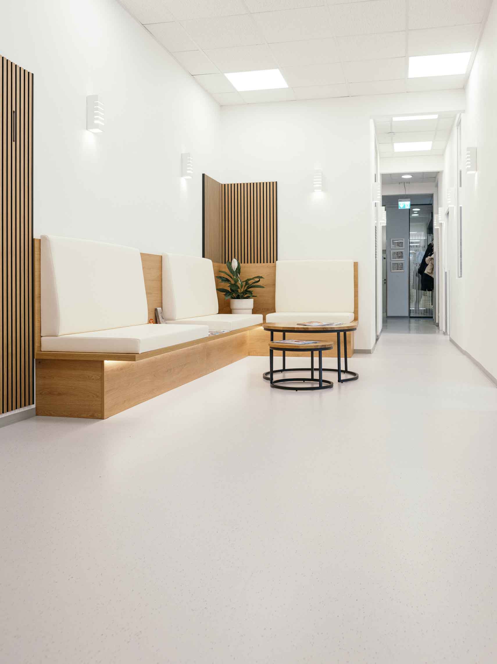 Bild zeigt frisch sanierten hellen Kunststoffboden im Ärztezentrum Deutschlandsberg.
