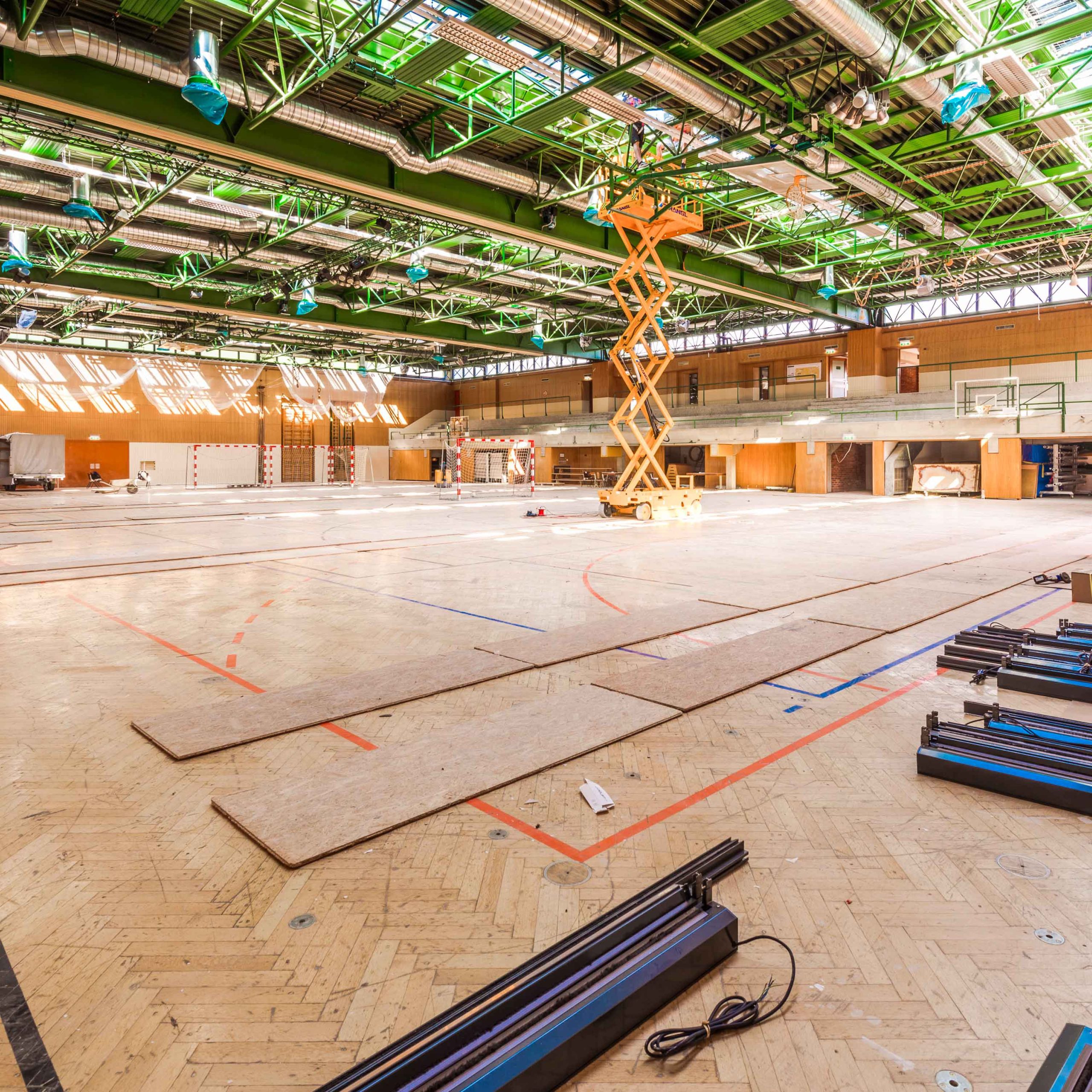 Bild zeigt Vorher-Zustand des Holzbodens der Turnhalle der Koralmhalle.