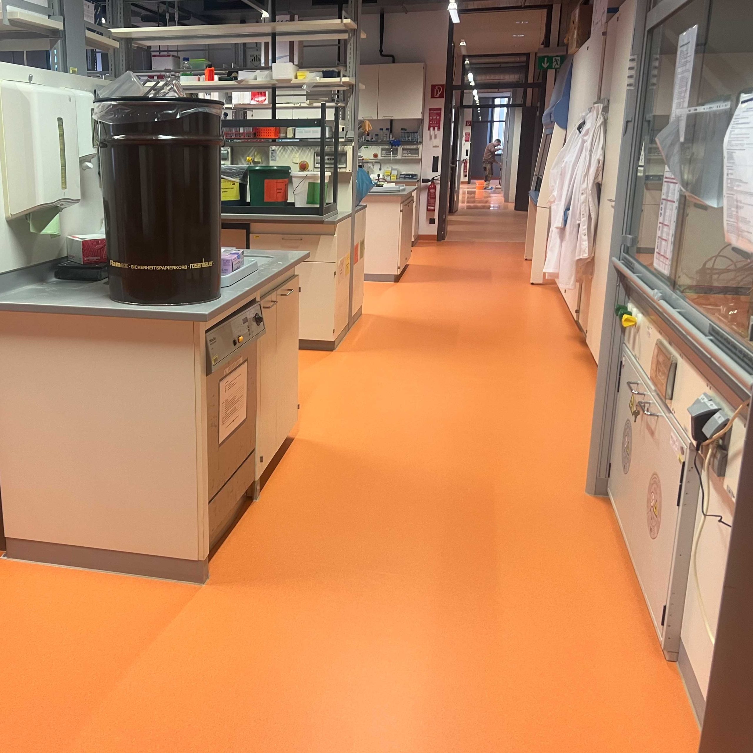 Bild zeigt frisch sanierten Boden der Universität Graz nach der Sanierung des Kunststoffbodens.