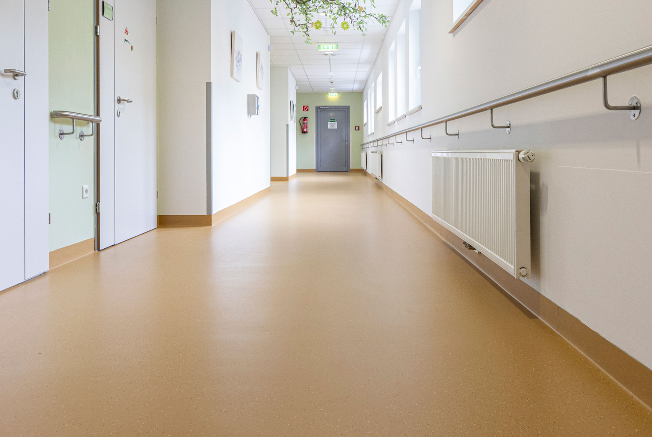 Bild zeigt Gang eines frisch sanierten und gechipten Kunststoffboden im Pflegeheim Althea.