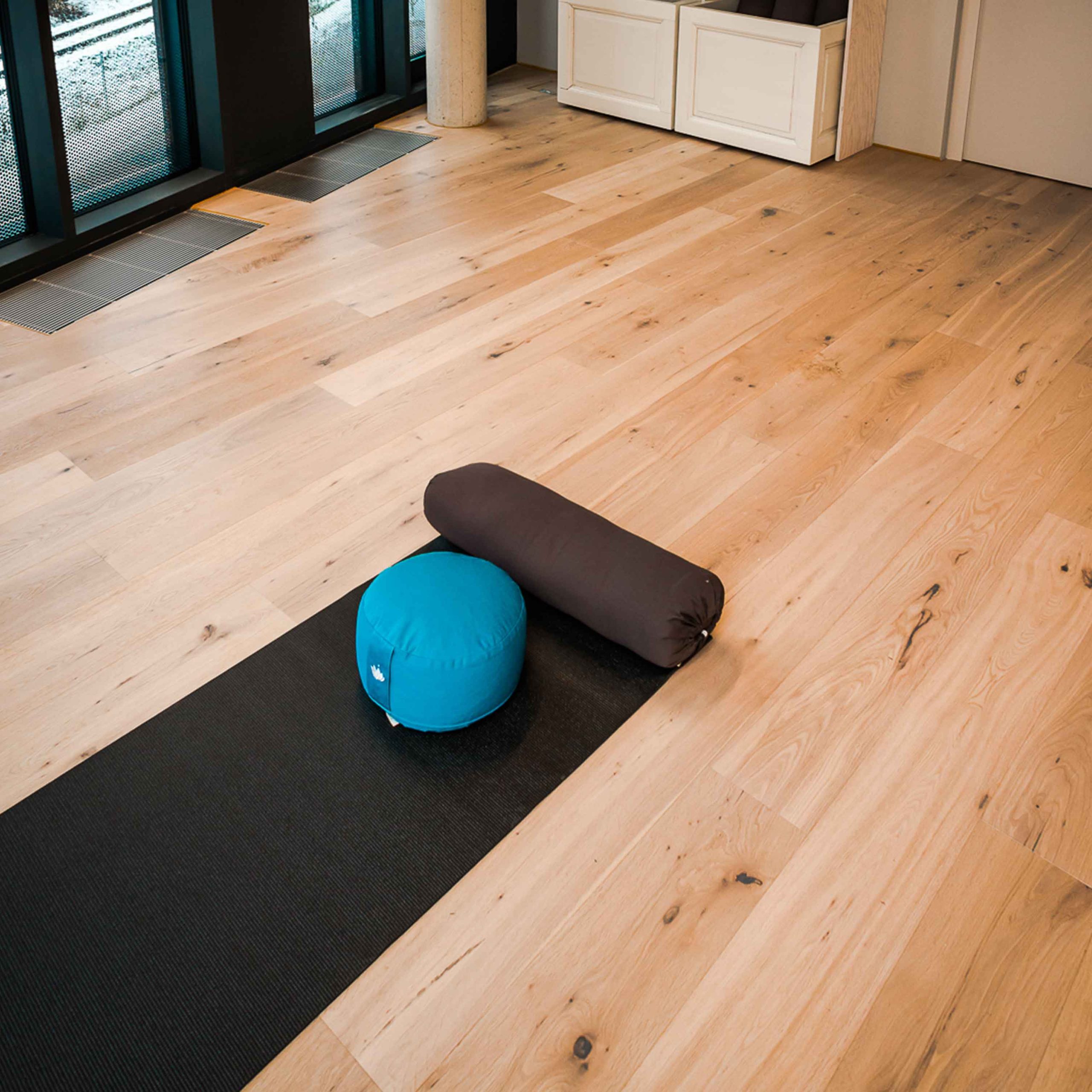 Bild zeigt Turnmatte im Sportbereich mit neu verlegten Holzbodens im Merkur Lifestyle Gym.
