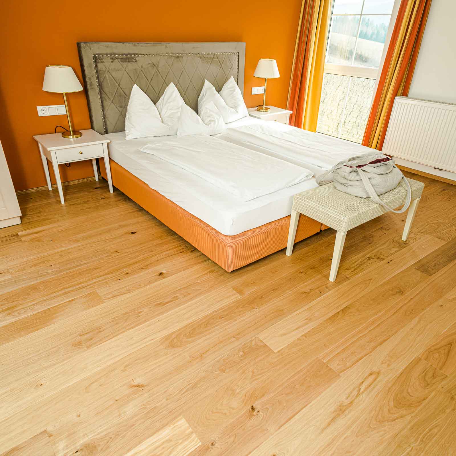Bild zeigt neu verlegten Holzboden im Zimmer des Gut Moserhof in der Steiermark.