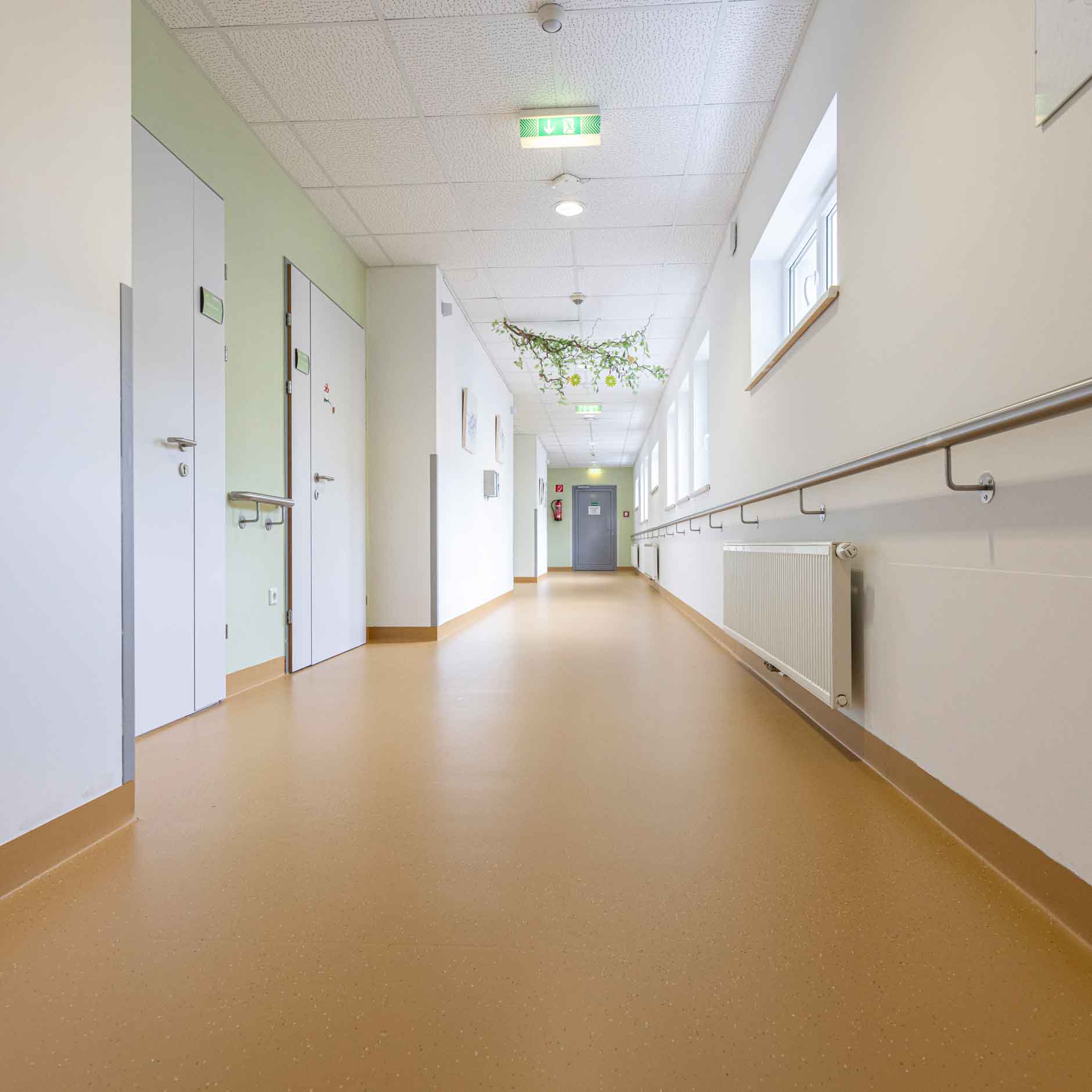 Bild zeigt frisch sanierten farbigen Kunststoffboden im Gang des Pflegeheim Althea.