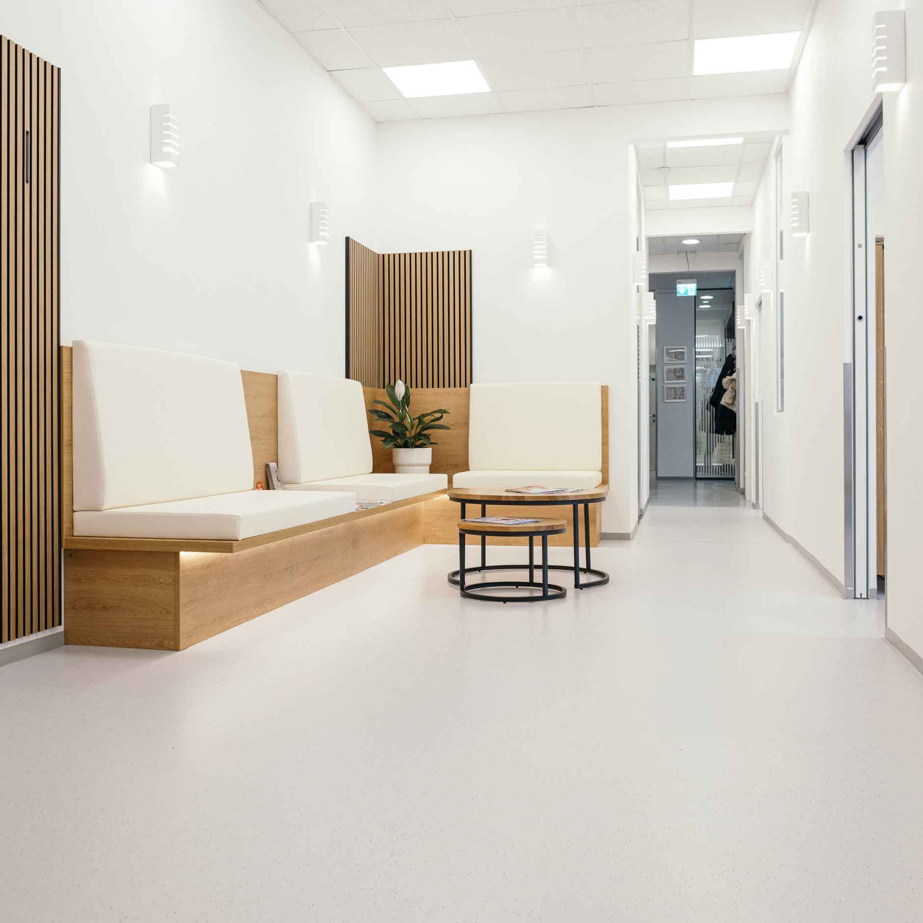 Bild zeigt frisch sanierten hellen Kunststoffboden im Wartebereich des Ärztezentrum Deutschlandsberg.