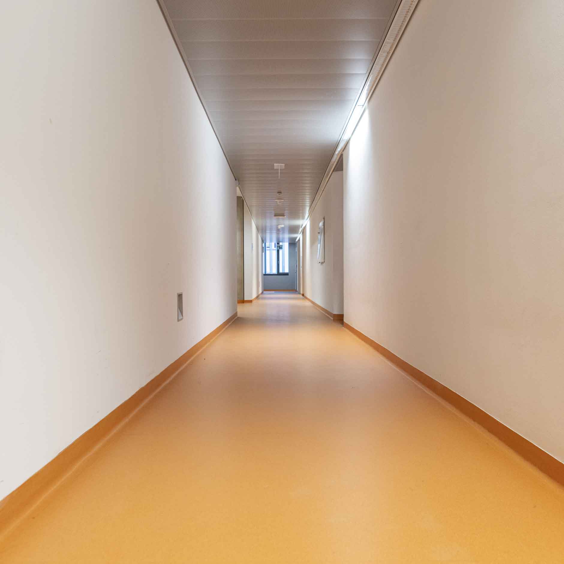 Bild zeigt Boden nach Kunststoffbodensanierung im Gang er Universität Graz.