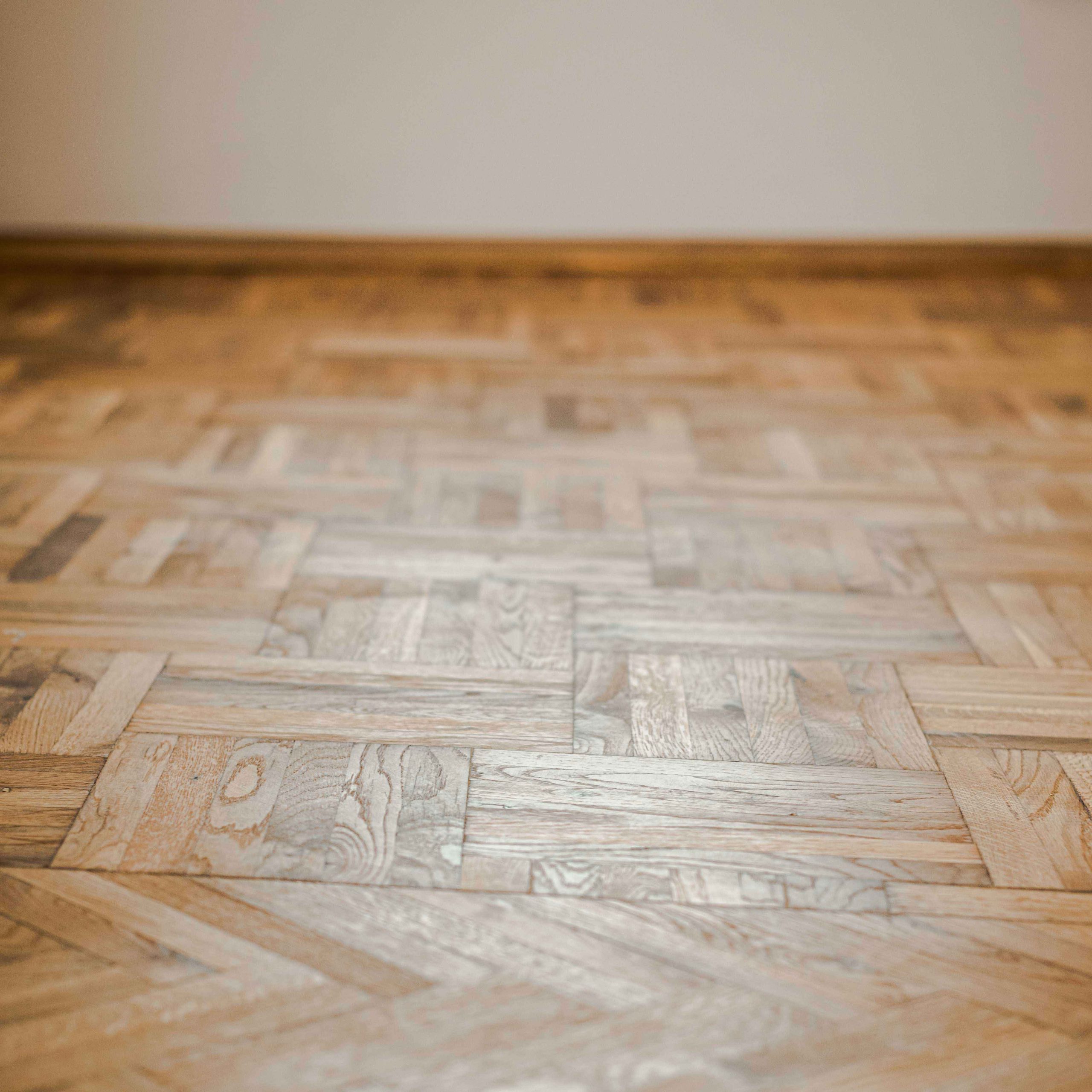 Foto zeigt Detailfoto eines jahrhunderte alten Holzbodens mit 3D-Optik.