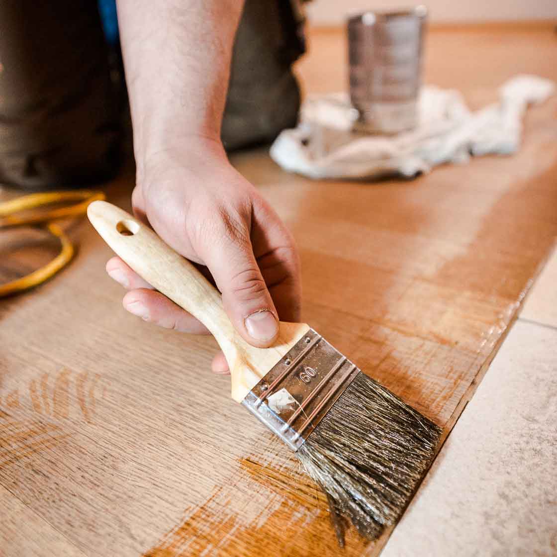 Bild zeigt Detailfoto beim Ölen eines Holzbodens.