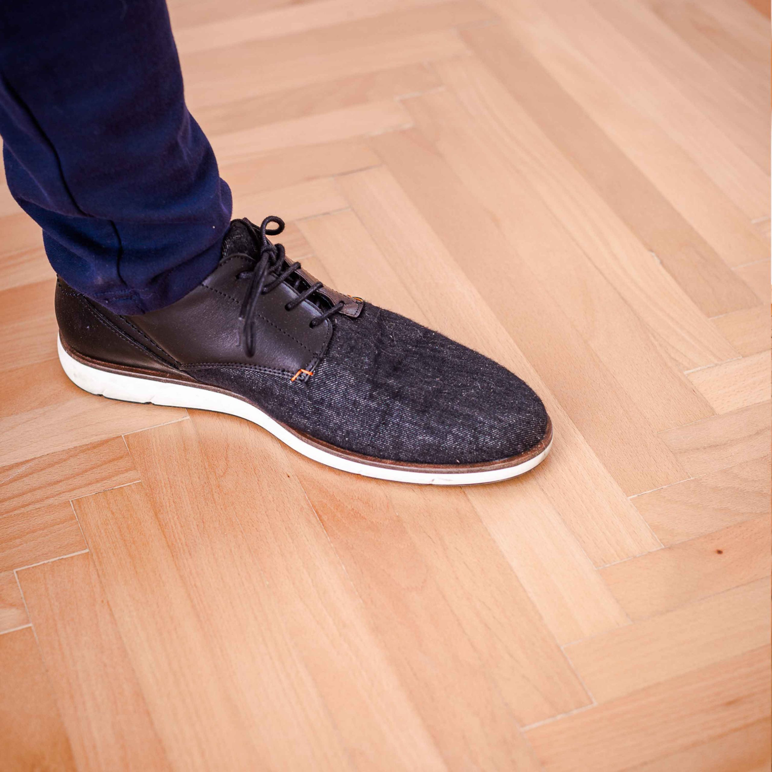 Foto zeigt Schuh auf frisch saniertem Holzboden.