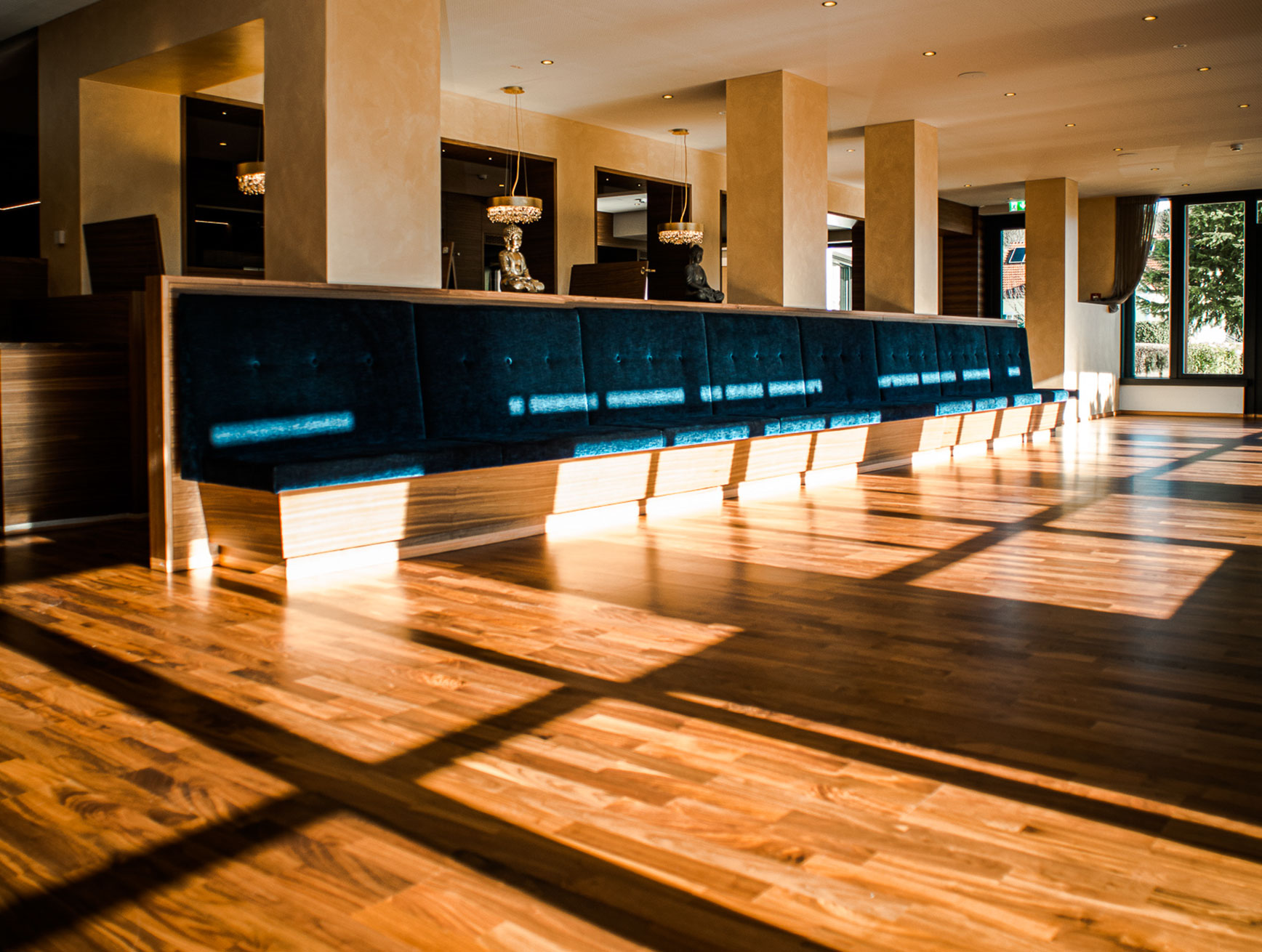 Bild zeigt Empfangsbereich des sanierten Holzbodens im Ayurveda Resort Mandira in der Steiermark.