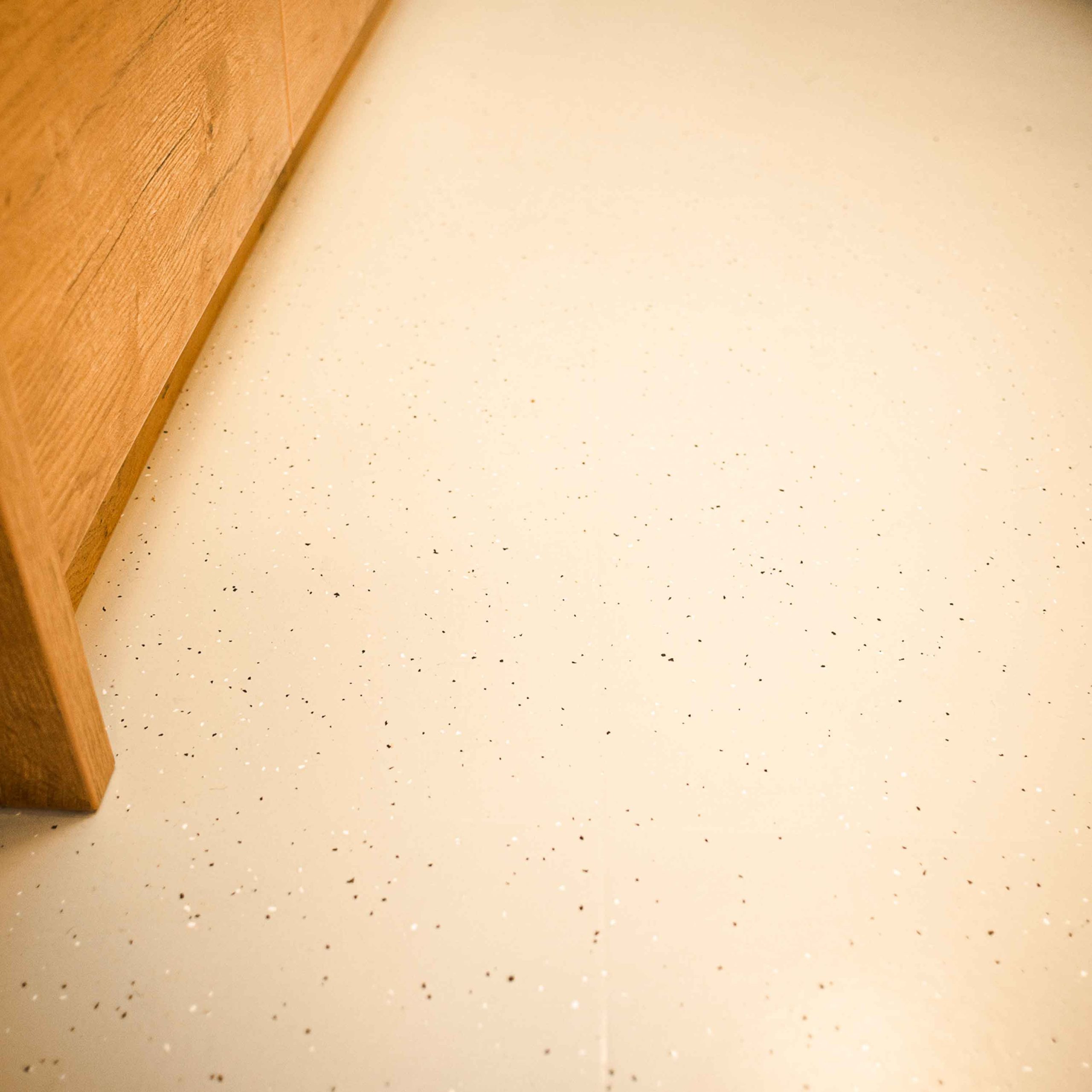 Bild zeigt detail eines frisch sanierten und gechipten Kunststoffboden.