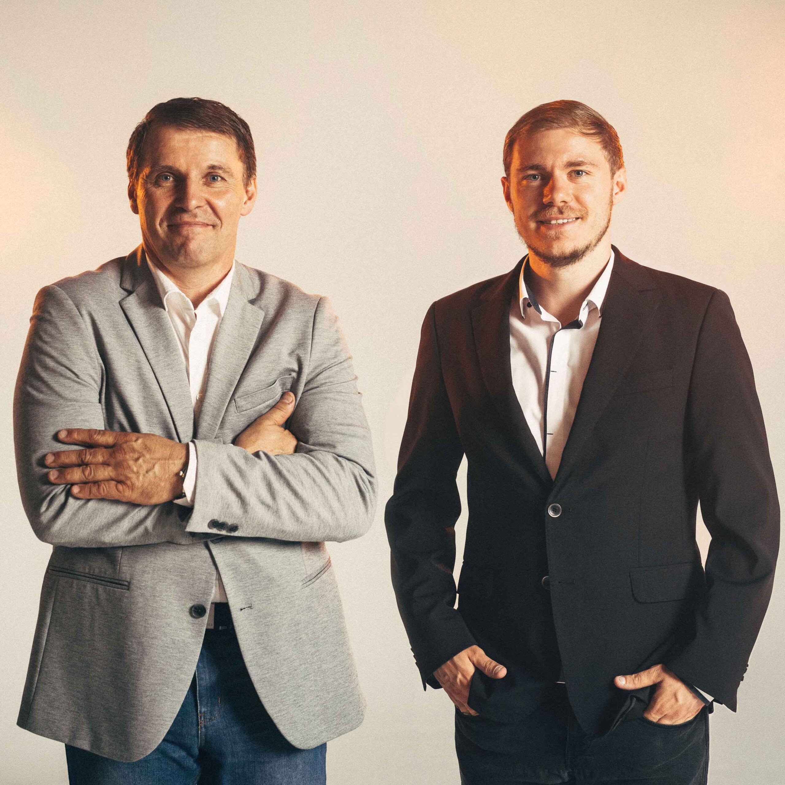 Portrait zeigt Christian Robia und Christian Wipfler freundlich in die Kamera blickend.