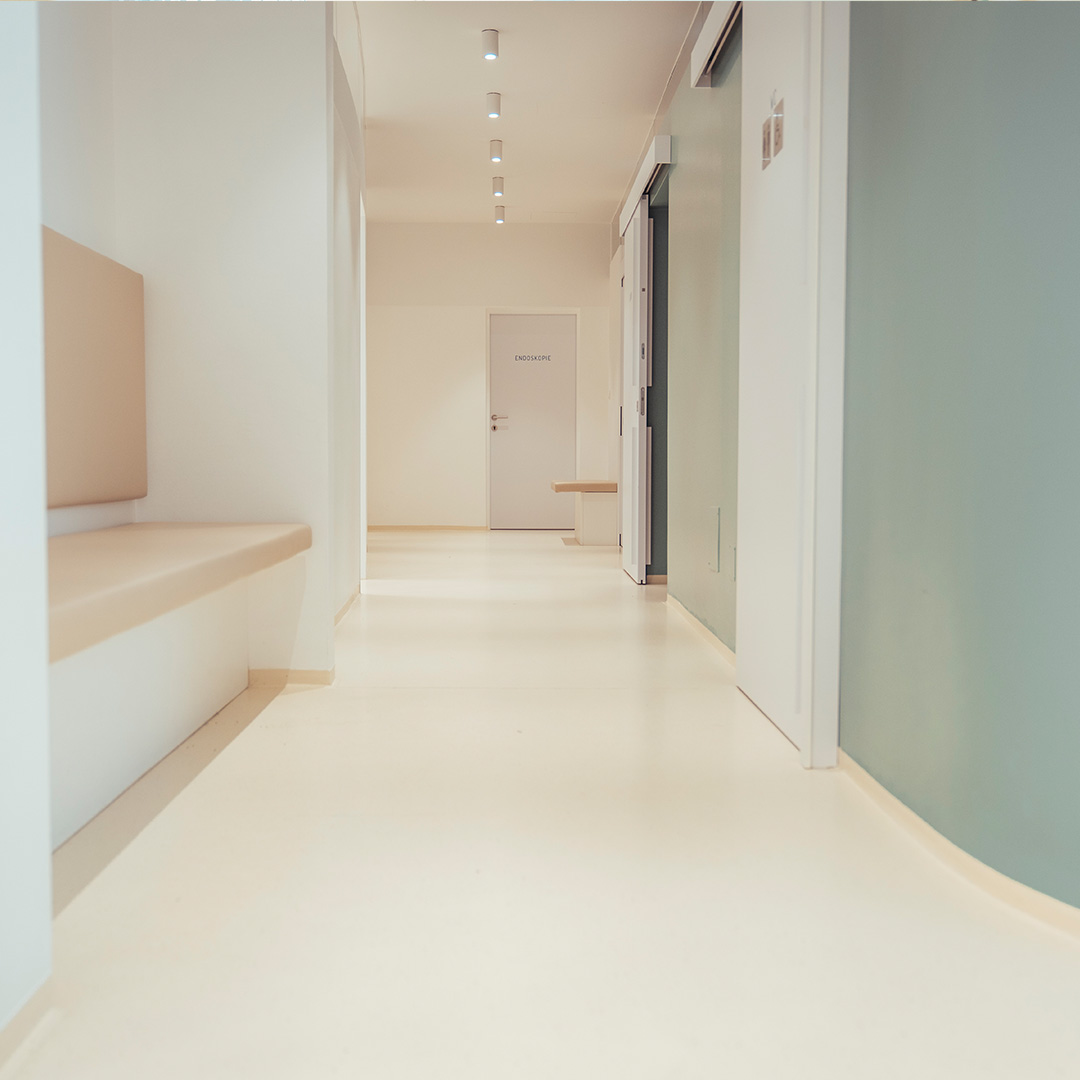 Bild zeigt Gang und Wartebereich mit hellem Kunststoffboden einer Internistin.