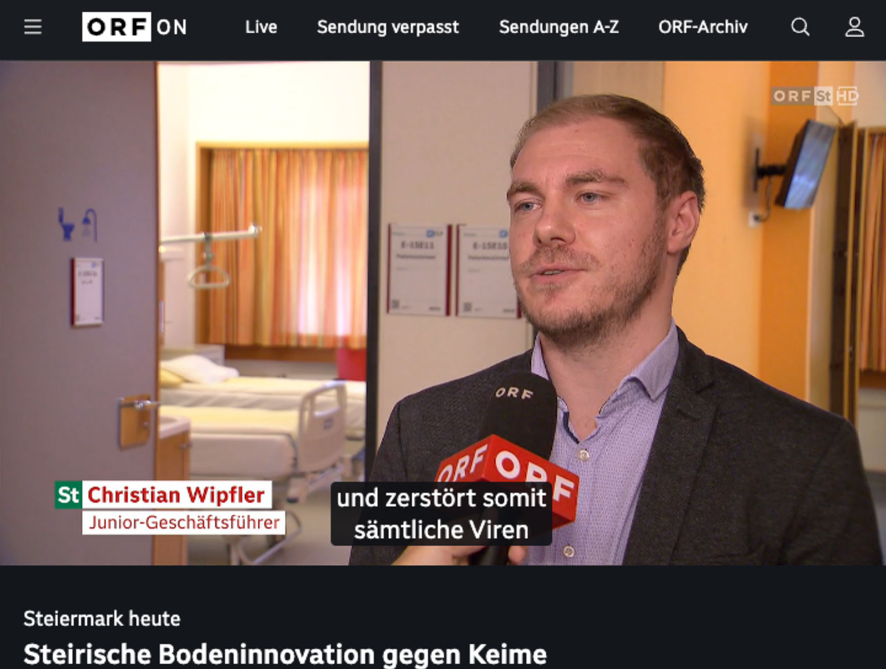 Bild zeigt Foto von Christian Wipfler mit Mikrofon sprechend.